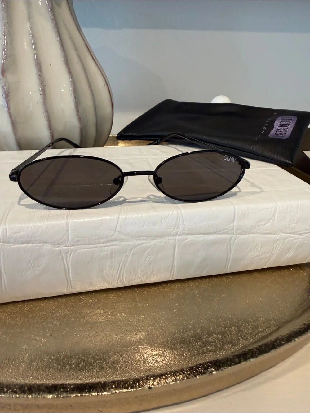 ALISSA VIOLET X QUAY AUSTRALIA CAPSULE Clout Black 90s-inspired oval frame